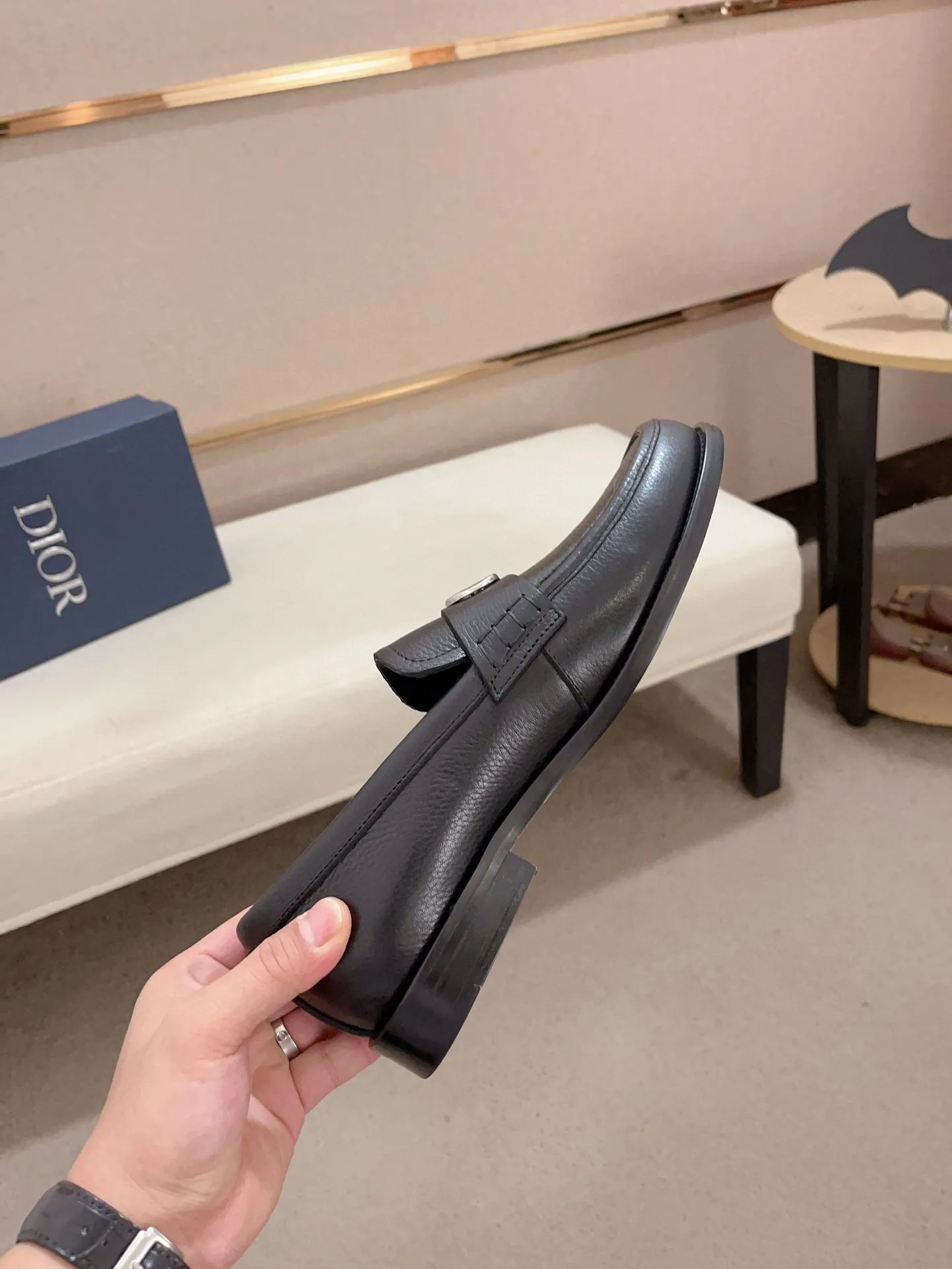 Men's shoes 💰: 560💰 High-end version of Dior Dior's new series. Famous actors and internet celebrities wear super popular designs. The sculptures of French artist Niki de Saint Phalle are designed as rings. Material: Imported original material ➕Painted cowhide Foot pads: cowhide Outsole: Rubber outsole Men's shoe size: 38~44 Can be customized to size 45